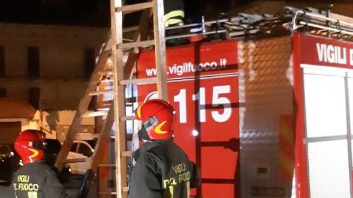 Cassonetti a fuoco in pi&ugrave; vie nella notte