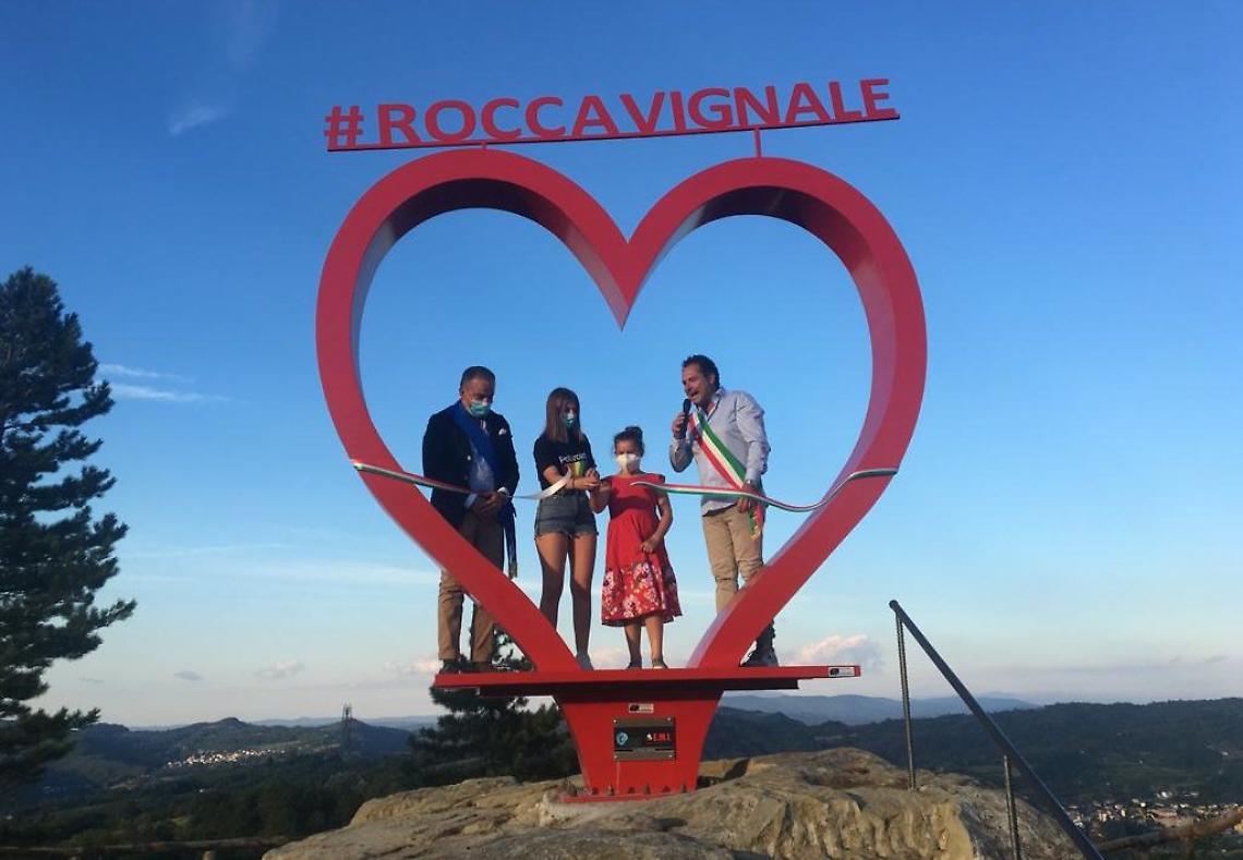 &ldquo;Panchina del cuore&rdquo;: amore e pace dominano dall&rsquo;alto Roccavignale