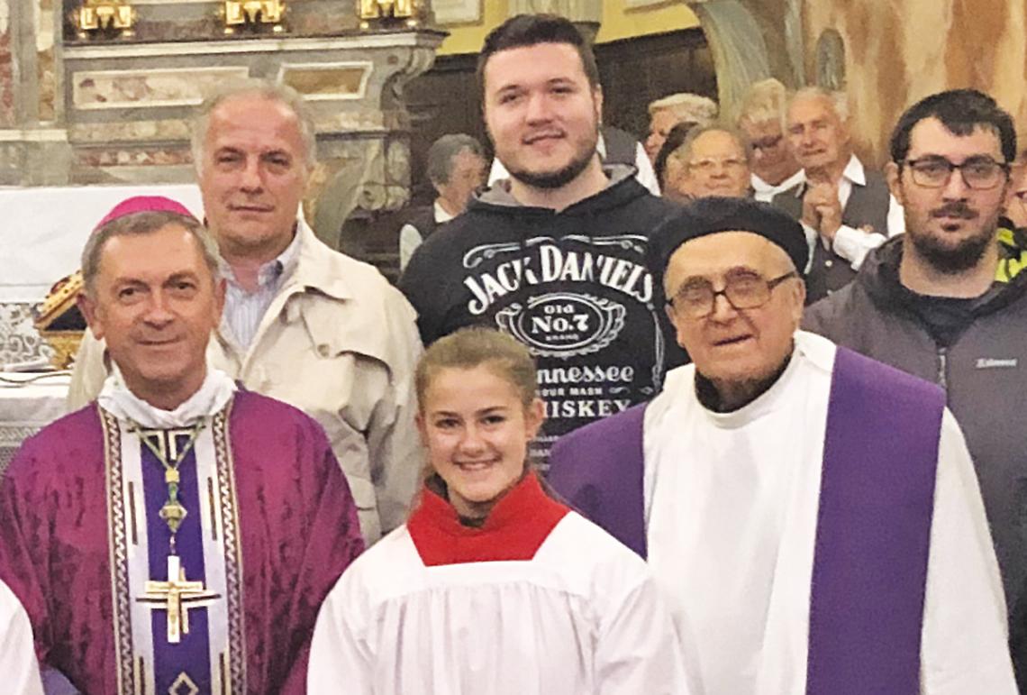 Don Emanuele Solari, a destra, durante la visita del vescovo Egidio a Mursecco nell'aprile 2019