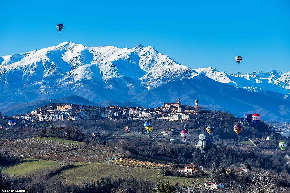 Mondovì E Le Mongolfiere Ph. R. Croci Archivio ATL Del Cuneese