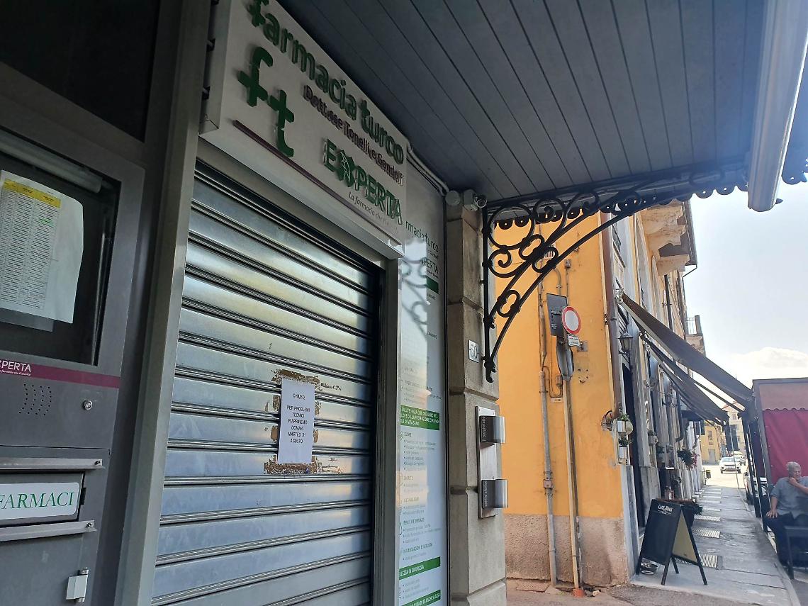 In due rubano dentro la farmacia nel cuore di Mondovì