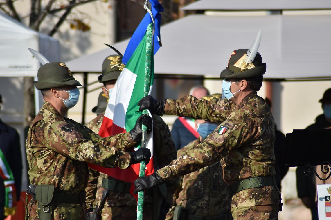 Il Passaggio Della Bandiera Di Guerra Sugella L'avvicendamento