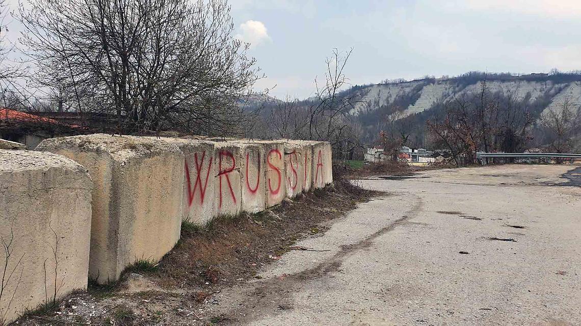 Scritta Pro Russia A Clavesana
