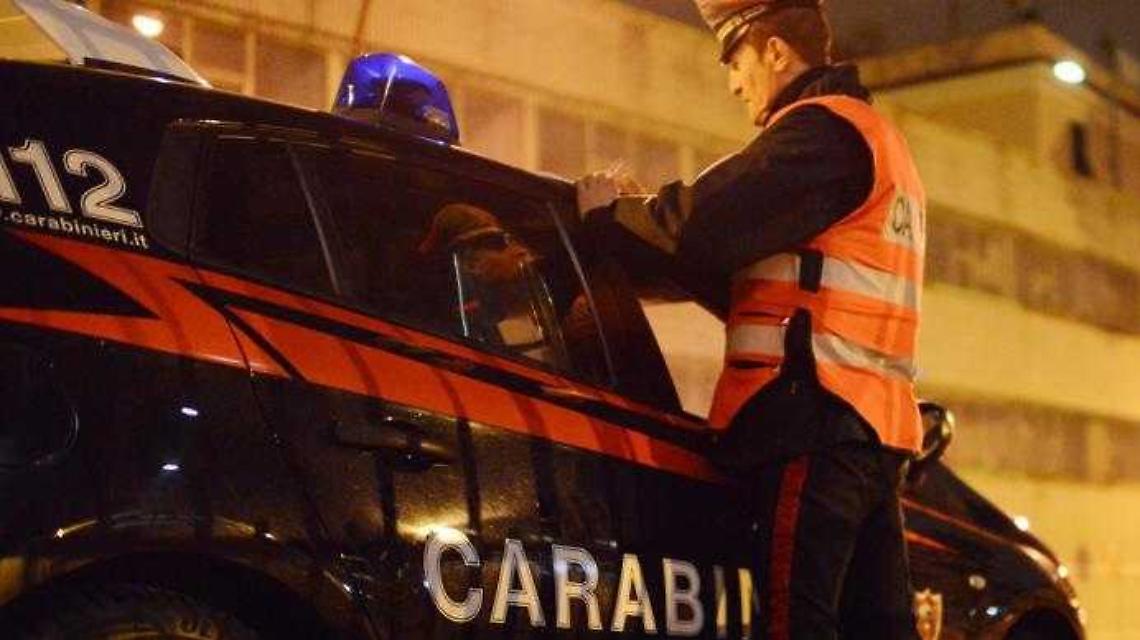 Cede cocaina e butta via qualcosa nell'Ellero, scoperto dai Carabinieri