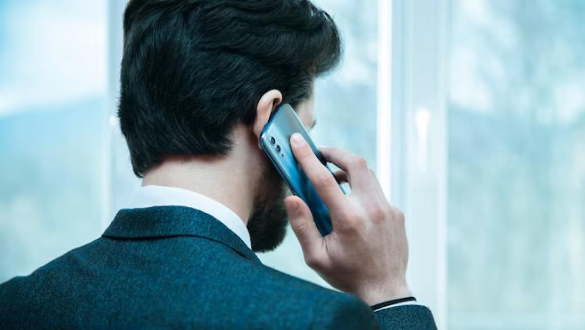 uomo-che-parla-al-telefono_225446-6943