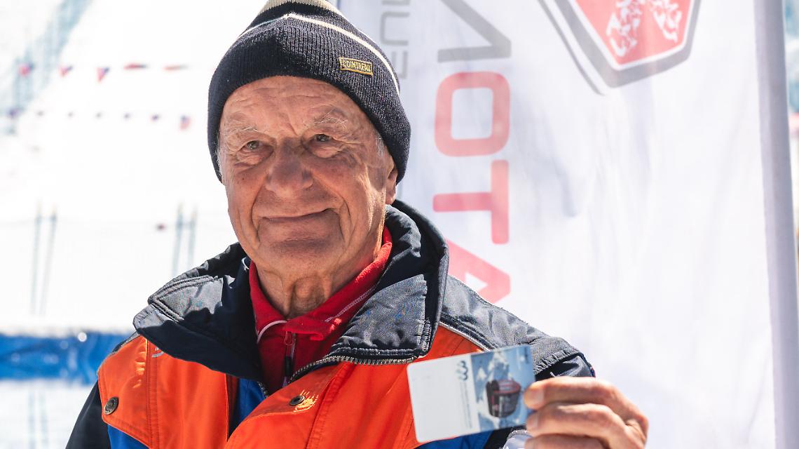 Mirco Bozzani omaggiato dalla Prato Nevoso Ski dello skipass stagiona2le (1)