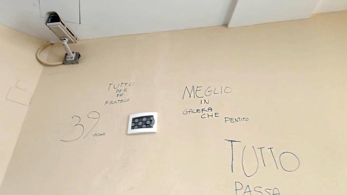 baby gang scritte stazione