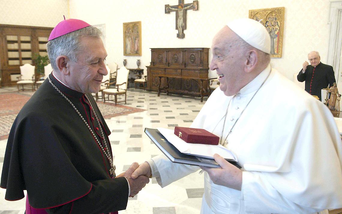 Addio a Papa Francesco. Il vescovo Egidio: «Un pastore che ha avuto a cuore tutto il suo gregge»