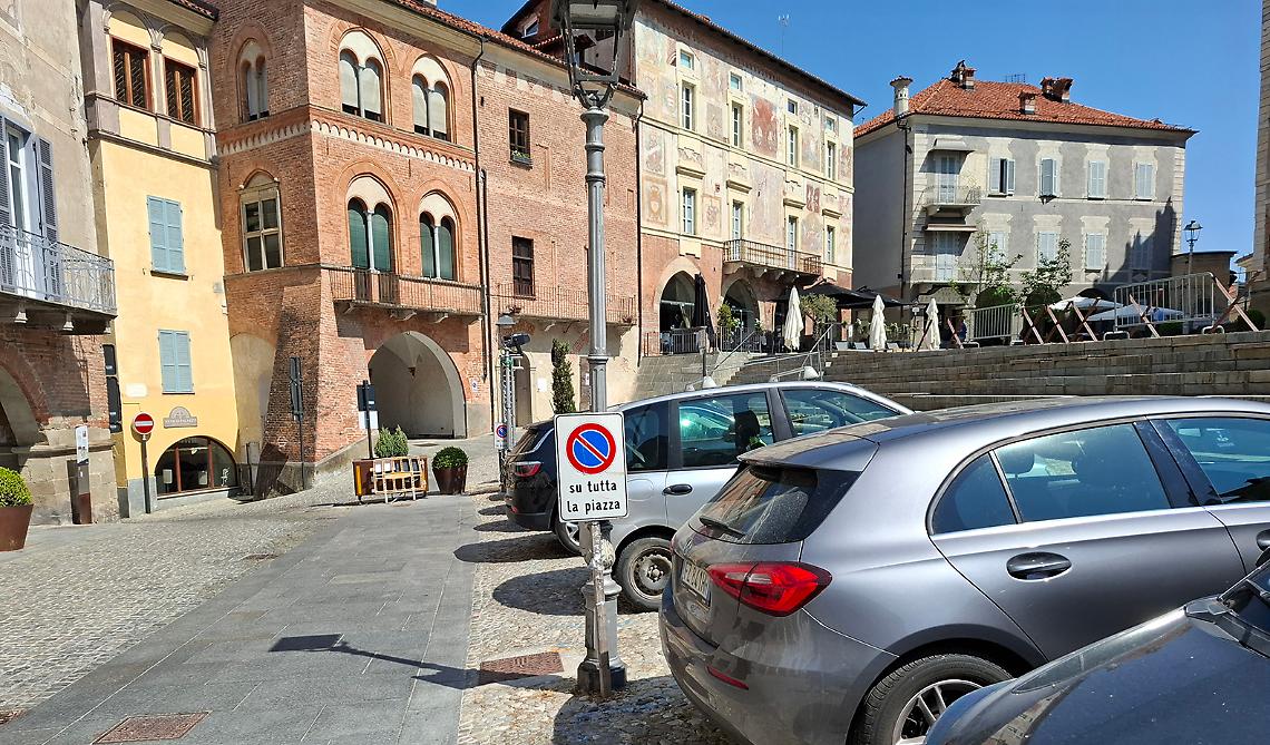 Piazza maggiore auto
