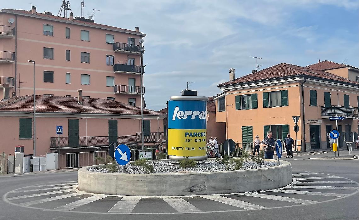 Nella rotonda c’è un rullino “Ferrania P30” cinquanta volte più grande dell’originale