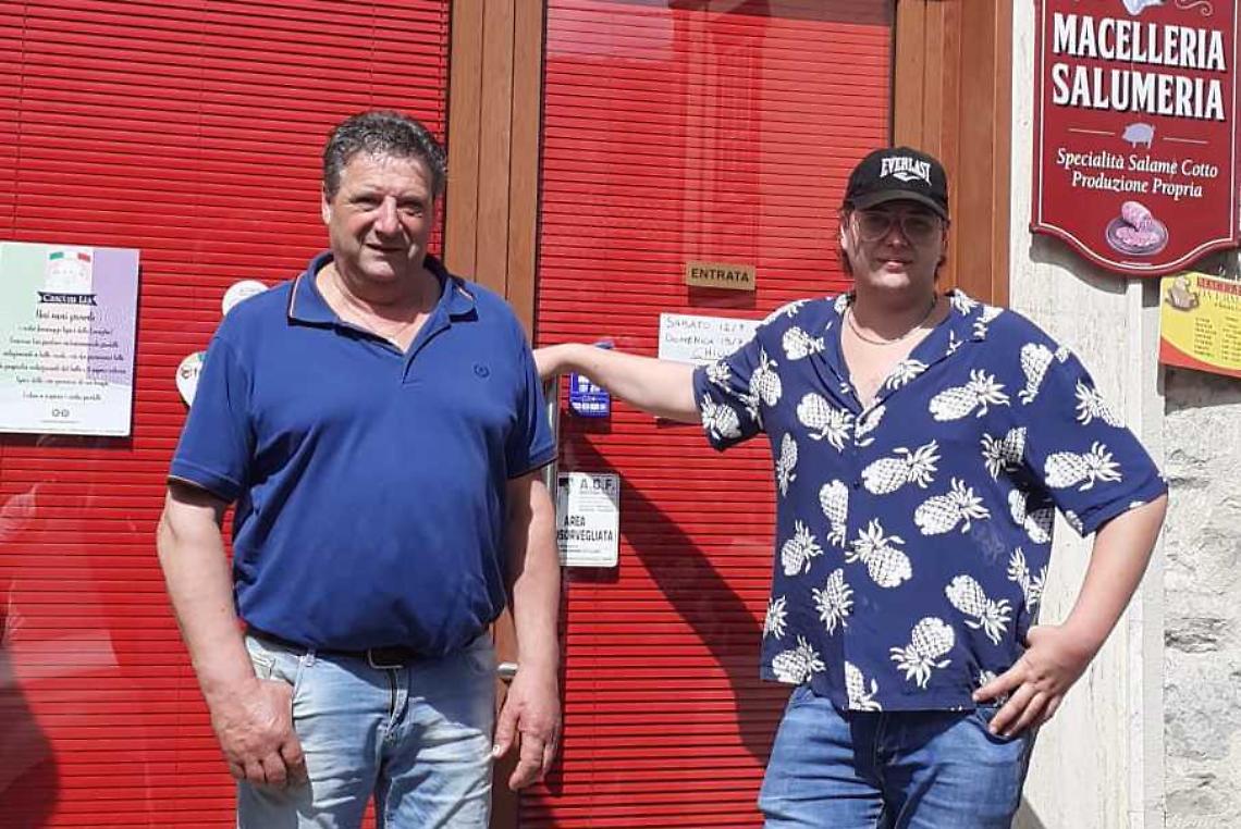 Lo storico macellaio va in pensione, tutto il paese lo celebra con una super grigliata