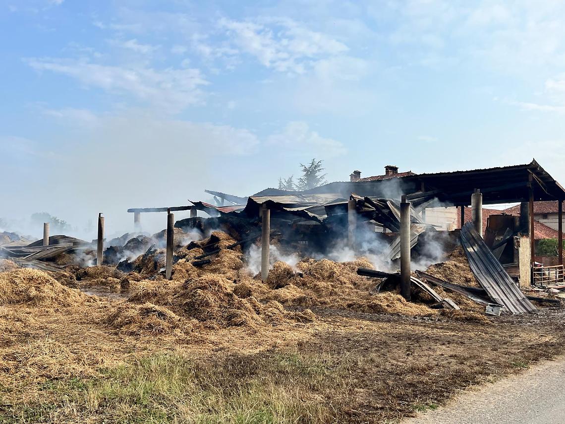 Capanno di paglia e fieno distrutto dalla fiamme, quattro mezzi dei Vigili del fuoco in azione