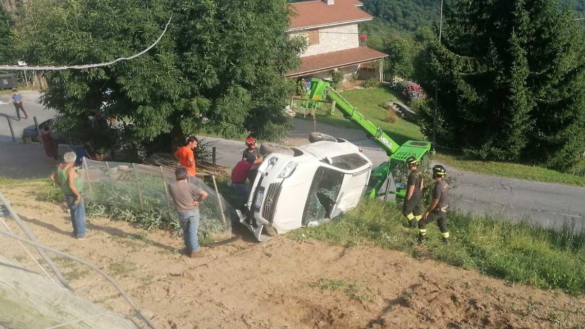 L'auto si ribalta nell'orto sottostante: tanta paura, ma tutti illesi