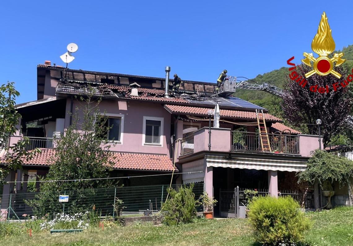 A fuoco il tetto di un'abitazione al Mortè: domato l'incendio