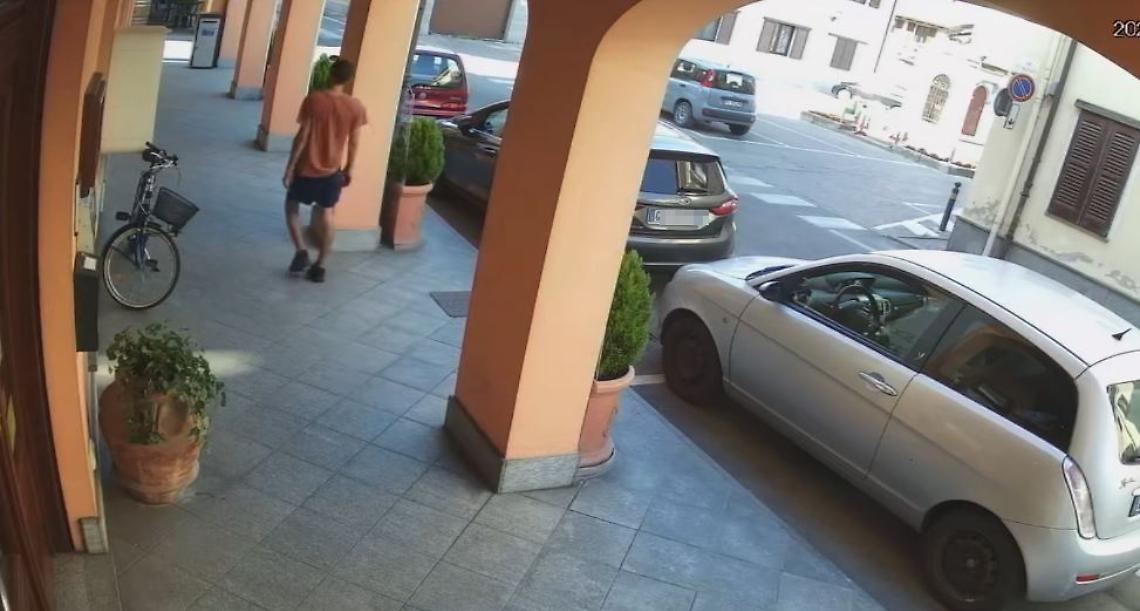 Ruba la bici sotto i portici della Farmacia, il titolare pubblica il video: «Qualcuno lo riconosce?»