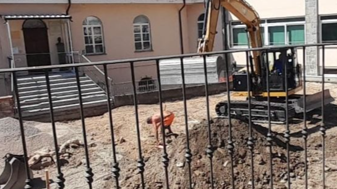 Iniziati i lavori: i bimbi della scuola avranno una nuova piazza, pensata apposta per loro