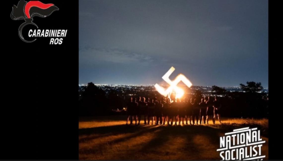 Si scambiavano materiale che inneggiava al nazismo e al suprematismo bianco
