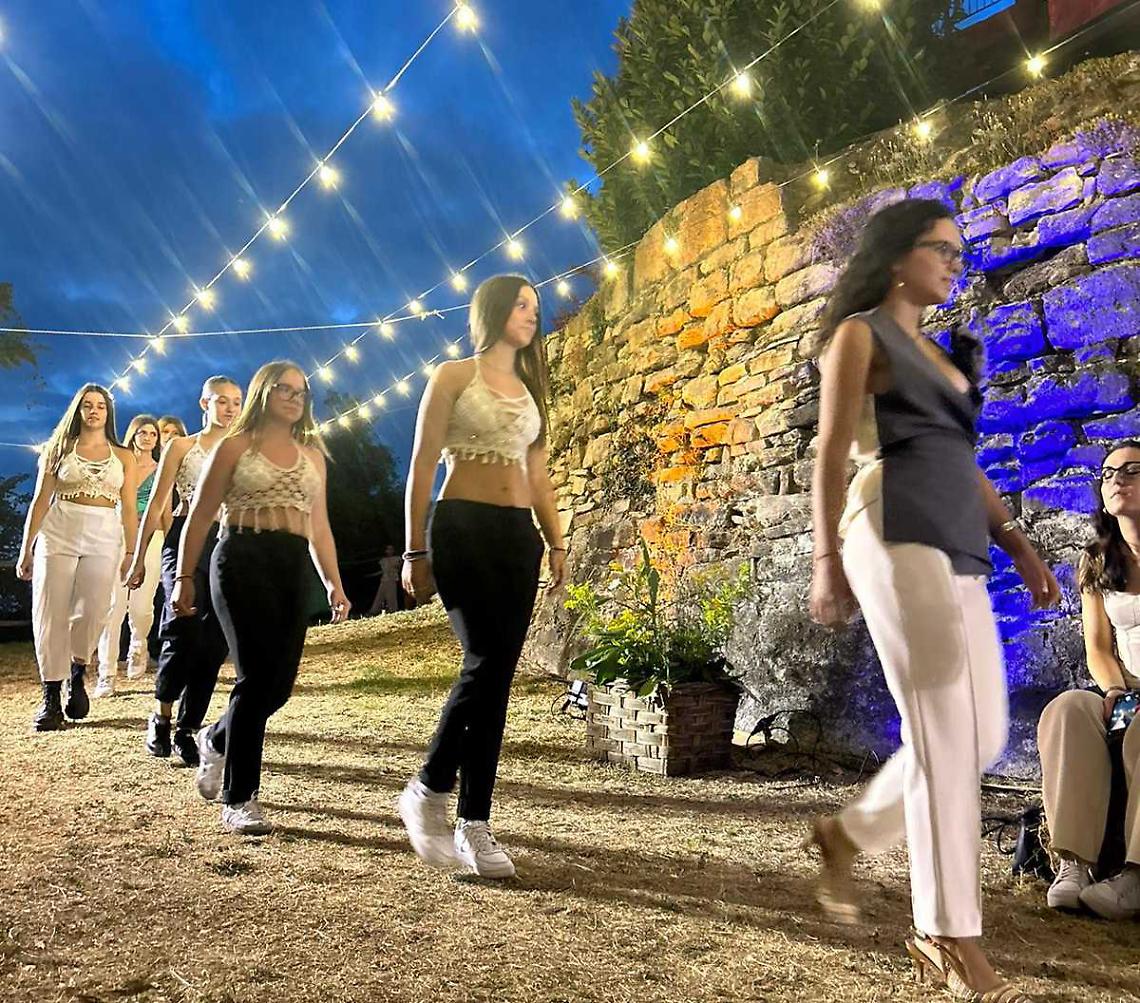 Una suggestiva sfilata di moda sotto la torre: «Basta violenza sulle donne"