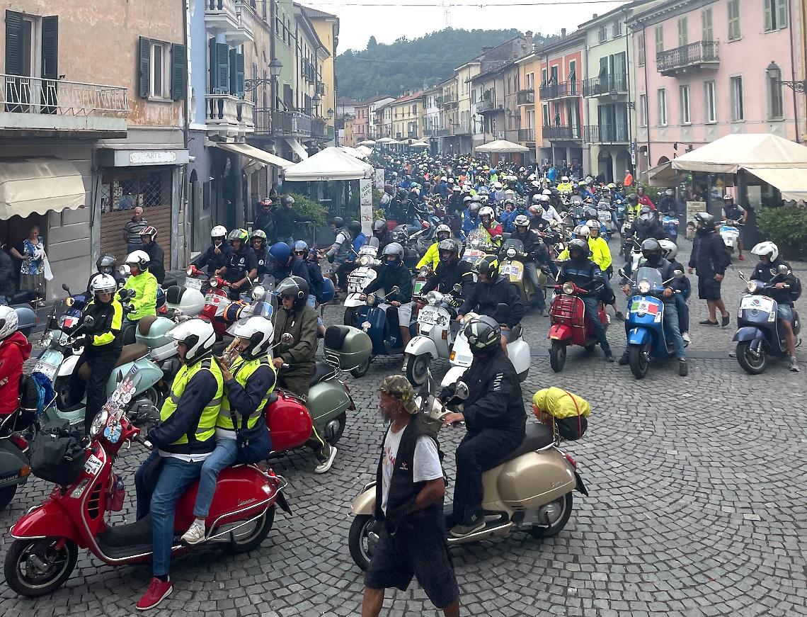 Oltre 500 Vespe invadono il Borgo più bello d’Italia 