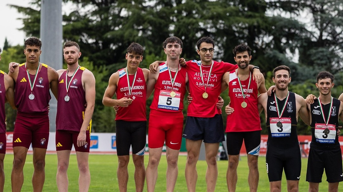  vincitori del 4x100 sul podio