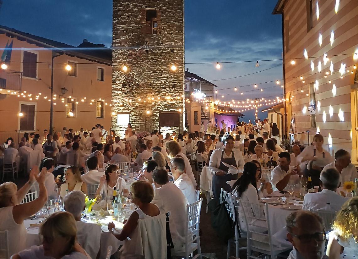 Tutti in bianco, sotto la torre medievale: una serata magica, tra le colline di Langa