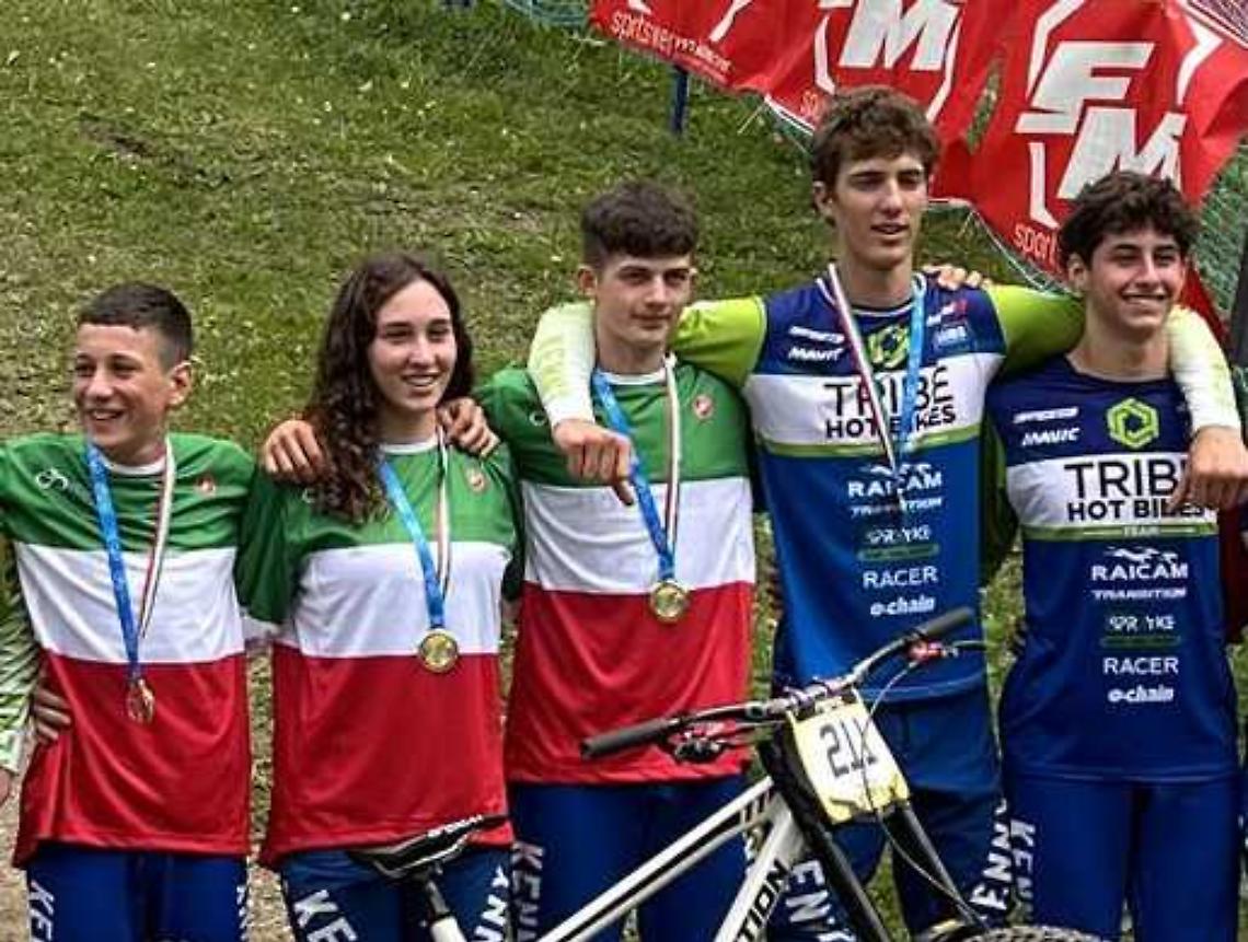 TRIBE HOT BIKES domina il Campionato Italiano Downhill 2025 con tre titoli nazionali e una pioggia di podi