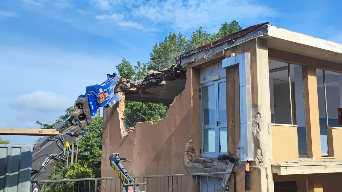 Ruspe al lavoro: via alla demolizione della palazzina dell’Alberghiero