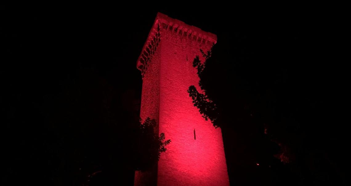 La torre medievale simbolo del paese diventa... tutta rossa! Ecco perché