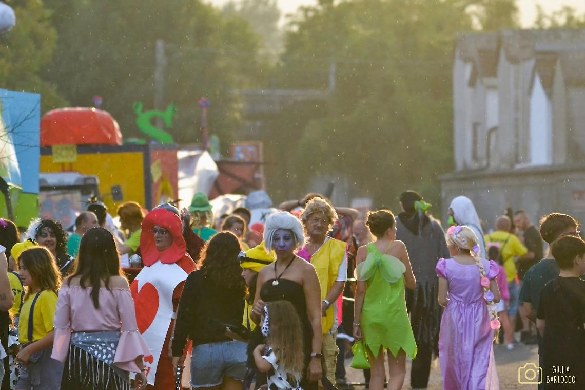 Gare folli, carri colorati e una tira da 50 centimetri: il Palio più pazzo dell'estate