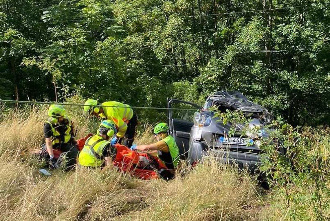 Auto giù da una scarpata, ferite due donne