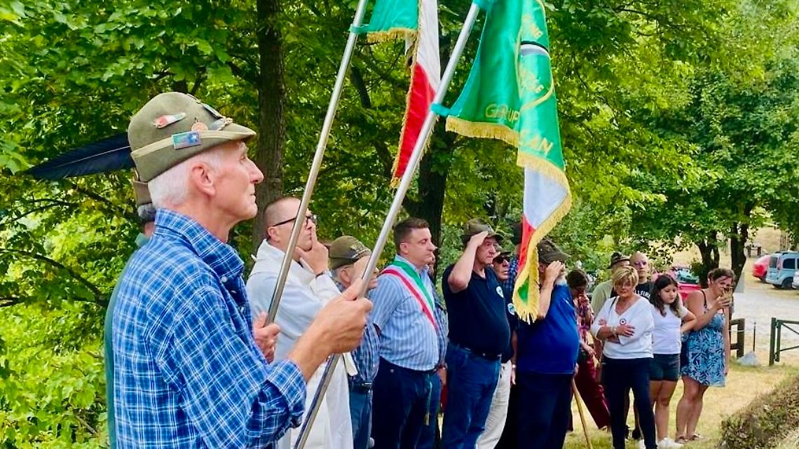 Un cippo per ricordare: gli Alpini onorano i caduti