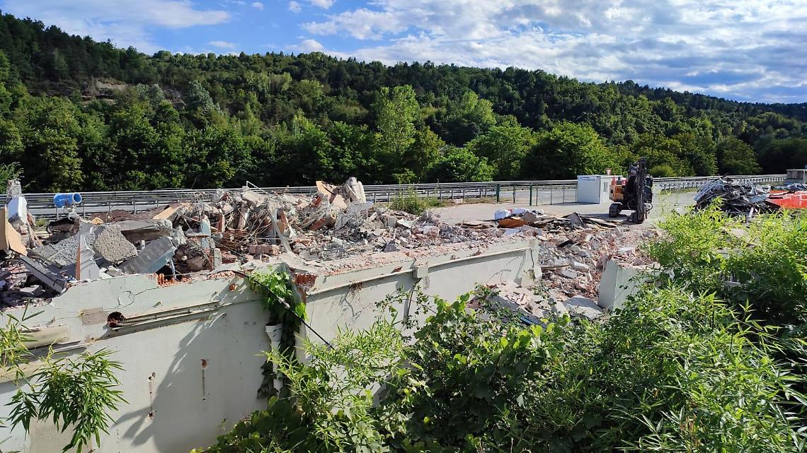 Demolito l’Autogrill Priero Ovest sulla Torino-Savona