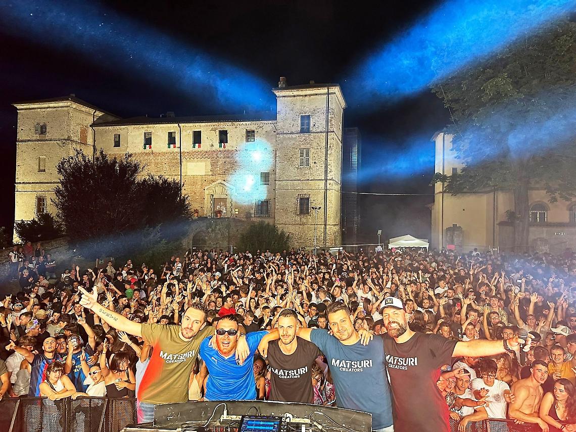 La notte è… Brava: quando il paese si trasforma in una festa senza fine
