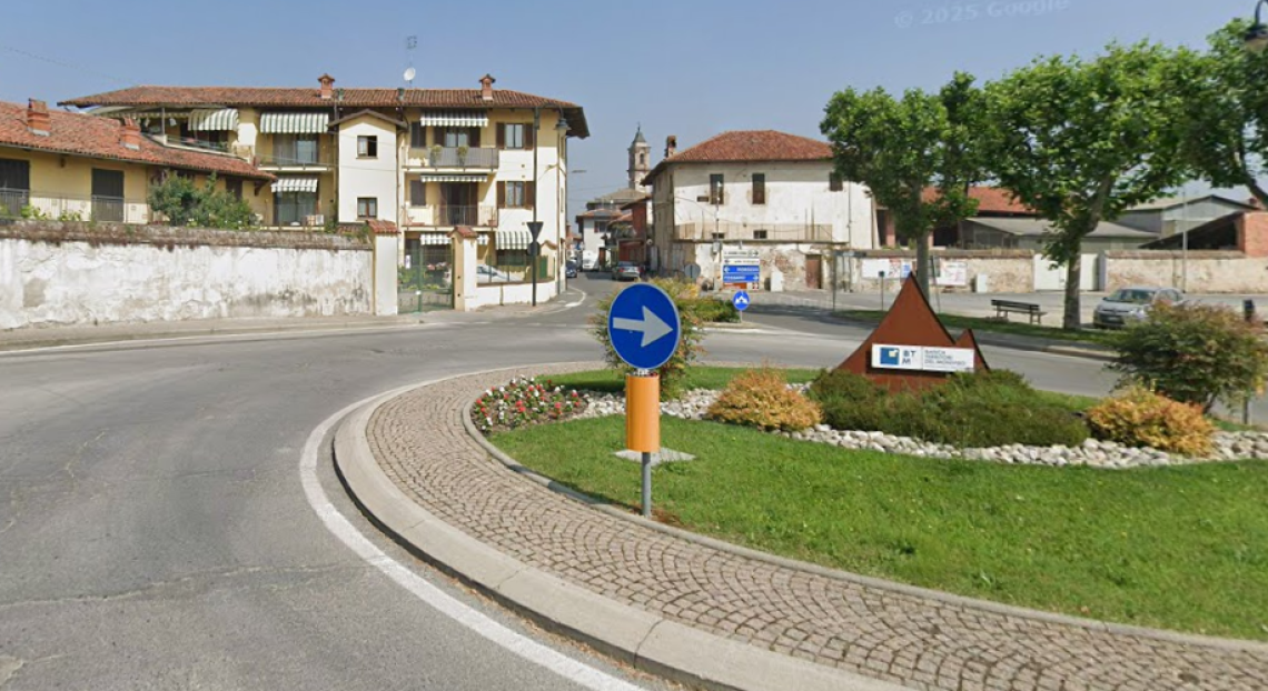Ragazzini che sfrecciano in bici e in motorino, sfiorando i passanti: l'appello del Comune ai genitori