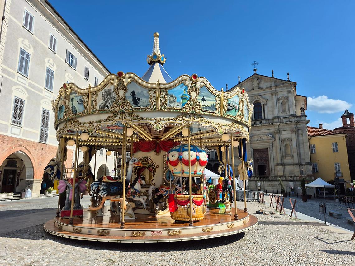 Arriva la giostra carosello nel cuore della piazza storica