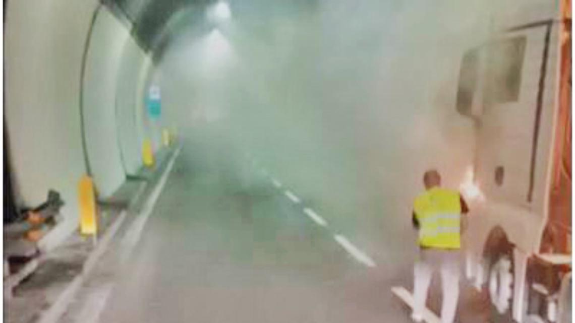 Camion a fuoco nella galleria, chiusa l'autostrada tra Mondovì e Niella 