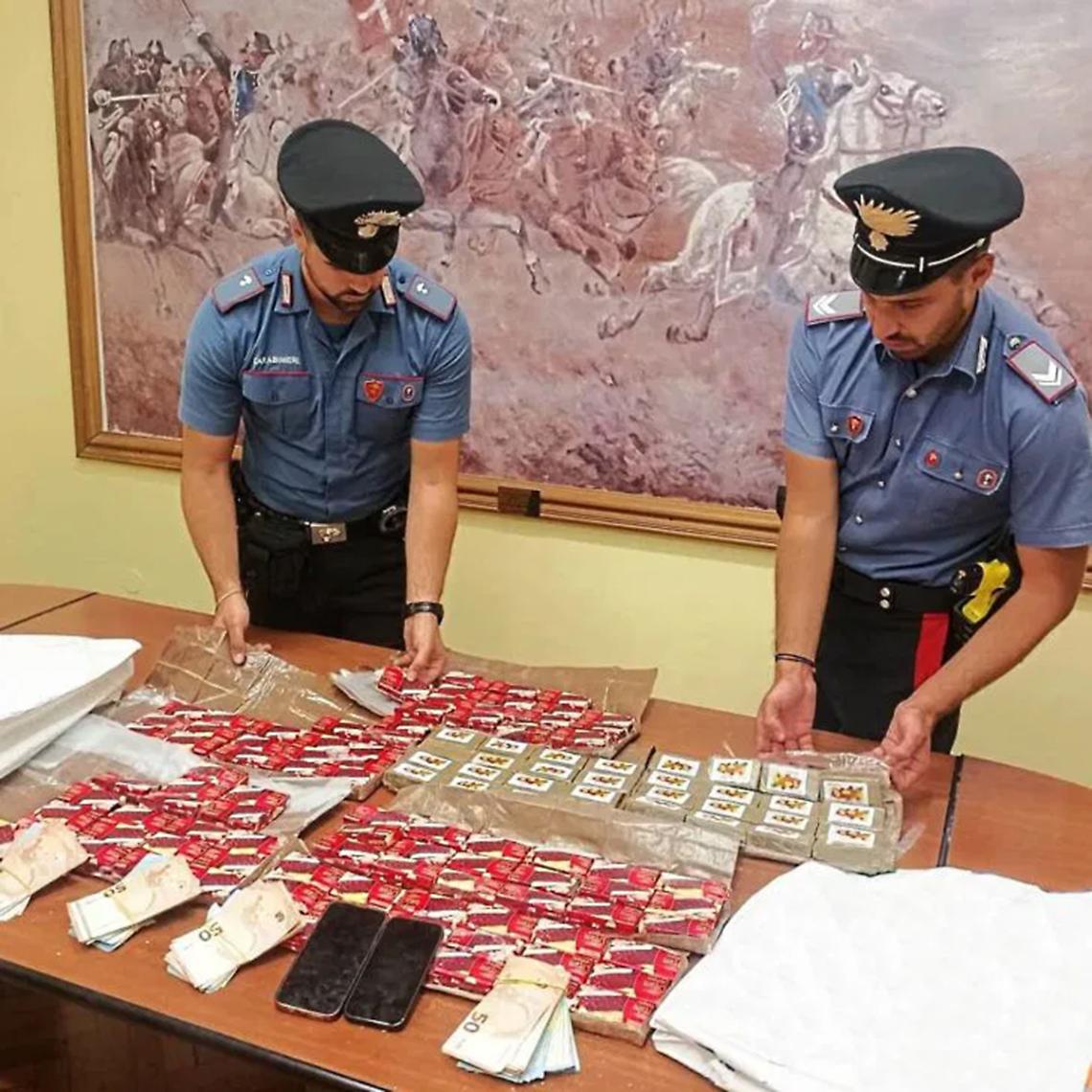Trovati con 12 kg di hashish imballati con marchi di dolciumi
