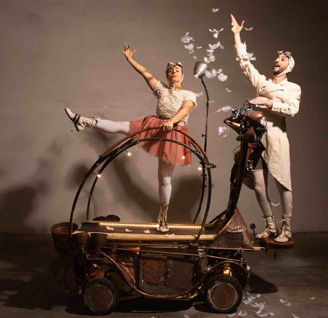Due clown e un bizzarro veicolo in rame: arriva "WOOW!"