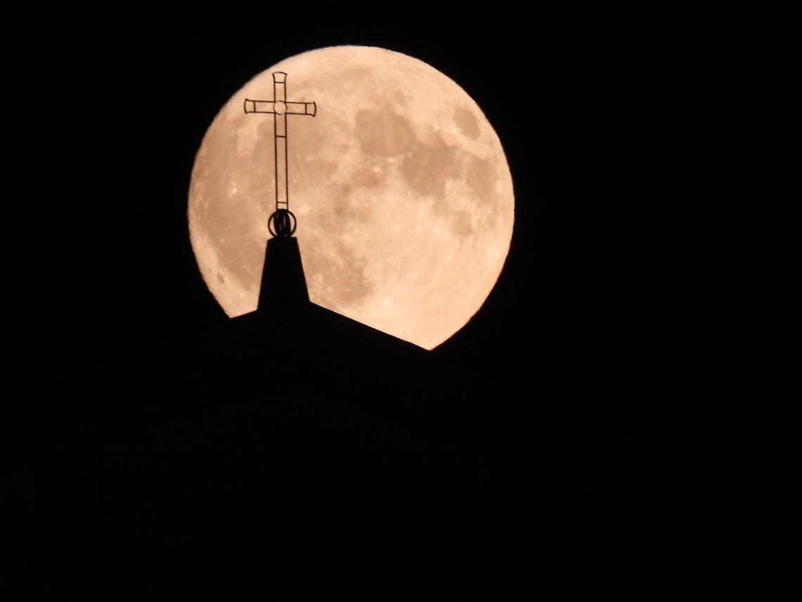 La luna piena "dello storione" illumina le nostre notti d'agosto: perché si chiama così?