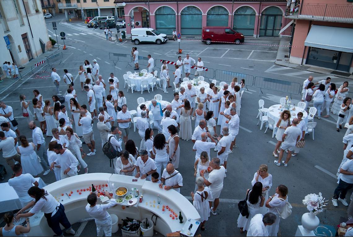 In 300, tutti in bianco, nel salottino di Carrù