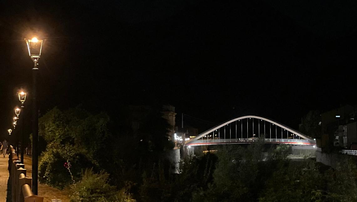 Il nuovo ponte si trasforma in passerella