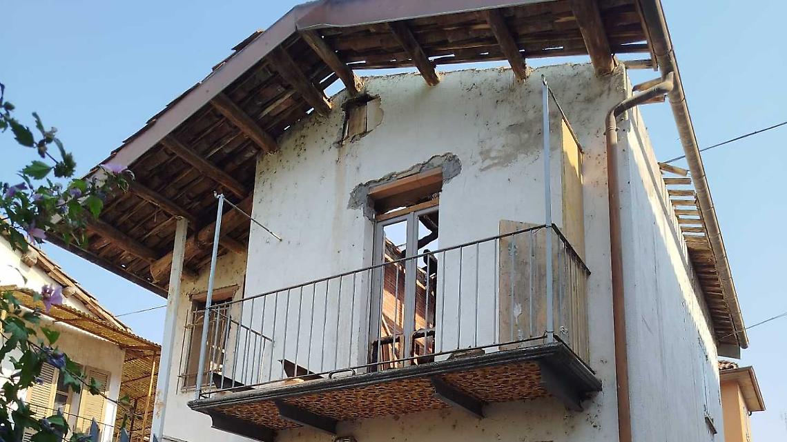 Brucia il tetto in legno di una casa in ristrutturazione, nella notte l'intervento a Bastia 