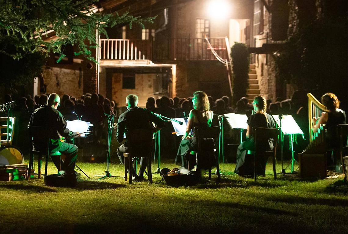 Concerto per voce e pianoforte nell'aia di una cascina di campagna