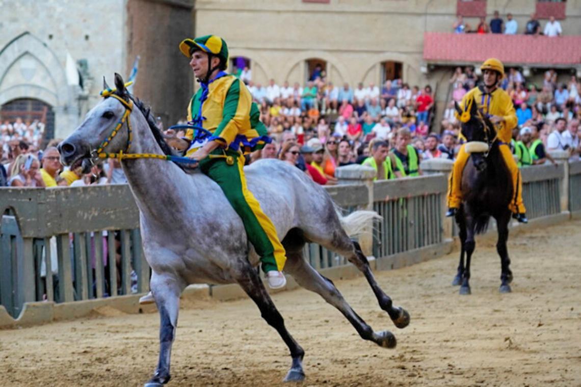 &Egrave; cuneese il fantino che ha vinto la prova generale del palio di Siena
