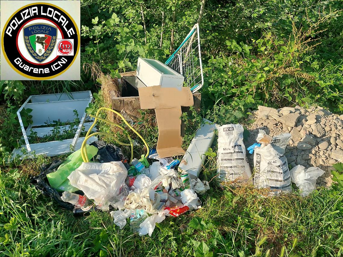 Rifiuti gettati in aperta campagna, beccato il responsabile