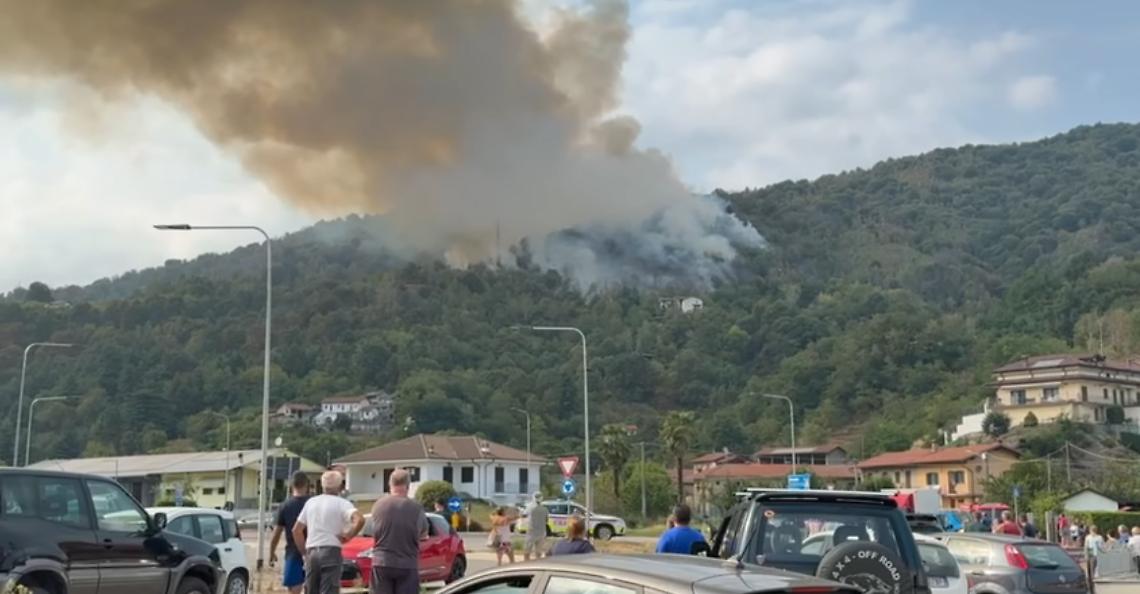 Un vasto incendio boschivo preoccupa la valle Po