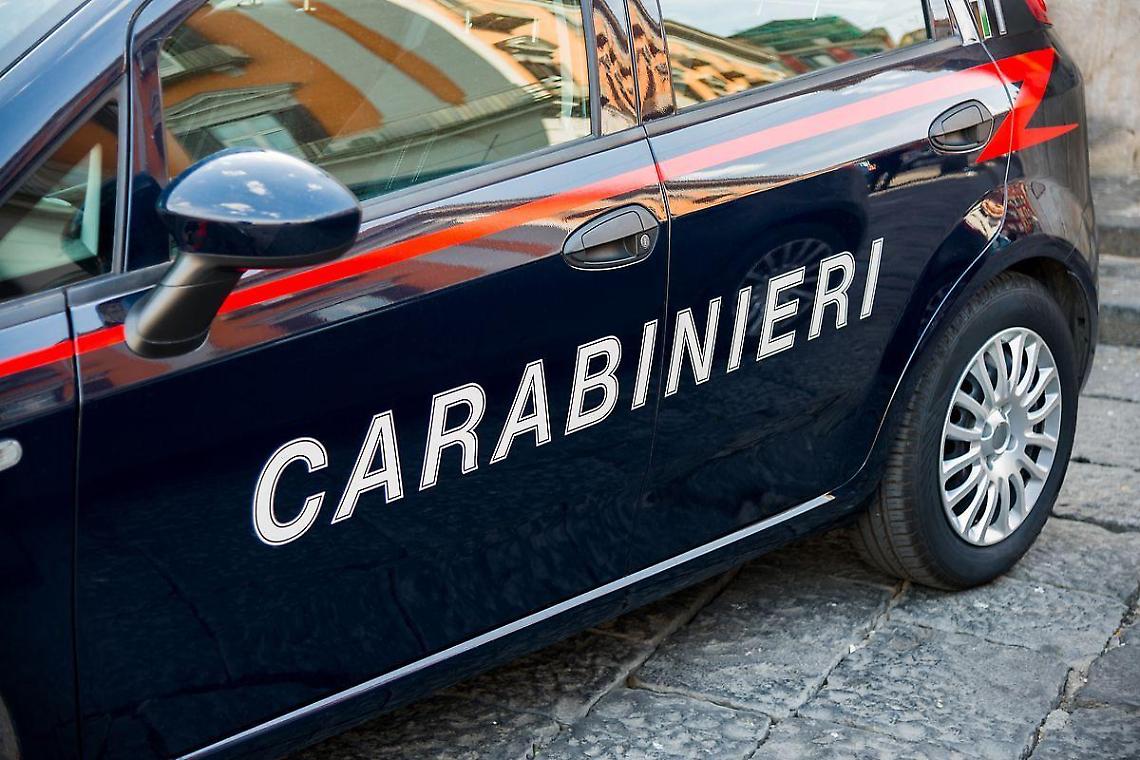 Armato di taglierino rapina, ferisce e tenta una violenza su una donna nella sua abitazione 