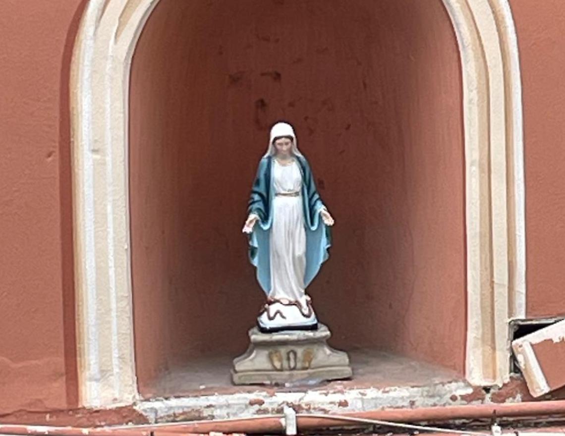 Un "anonimo" dona la nuova Madonnina per sostituire quella spaccata