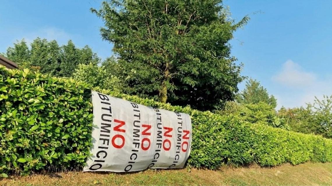 Gli striscioni "No bitumificio" non sono autorizzati, andranno rimossi