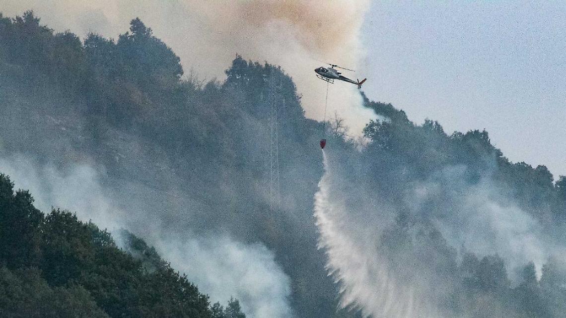 Fiamme attorno alla parete rocciosa: presidio nella notte dei Vigili del fuoco